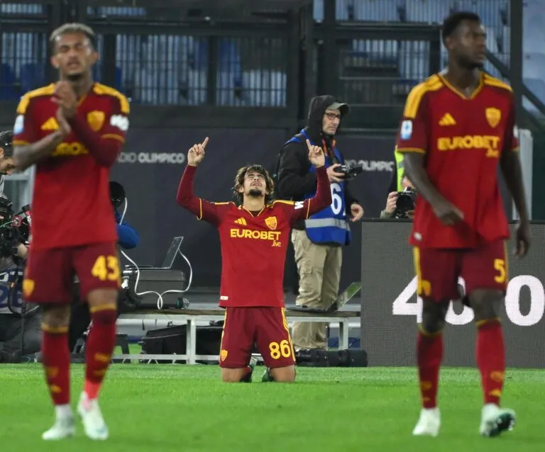 Roma vence al Cagliari: un jugador del Roma celebra de rodillas un gol en el Estadio Olímpico