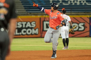 Romer Cuadrado, jardinero de Caribes de Anzoátegui, celebra en el terreno de juego