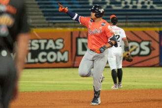 Romer Cuadrado, jardinero de Caribes de Anzoátegui, celebra en el terreno de juego