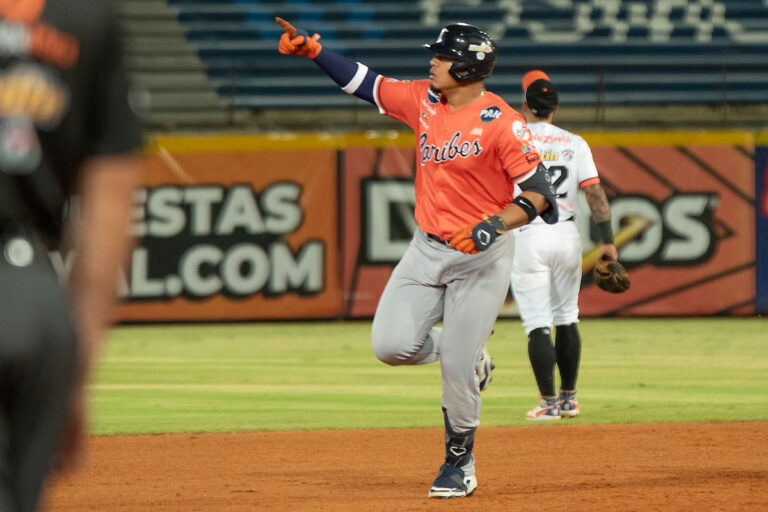 Romer Cuadrado, jardinero de Caribes de Anzoátegui, celebra en el terreno de juego