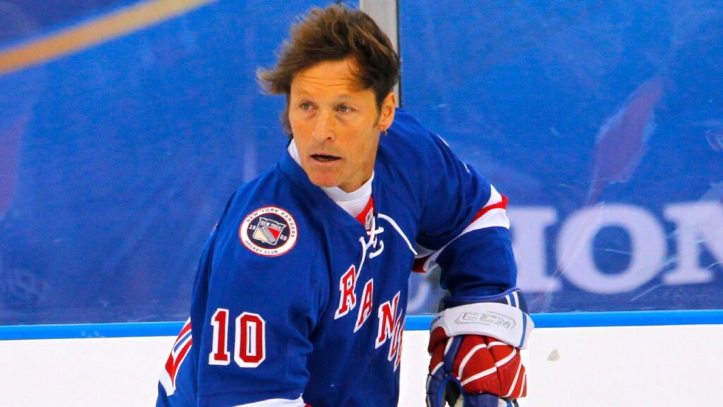 Ron Duguay con el uniforme azul y el número 10 de los New York Rangers durante un partido