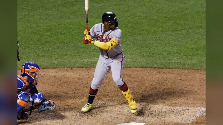Ronald Acuña Jr. bateando con el uniforme de los Bravos de Atlanta, de cuerpo completo y con la cara visible