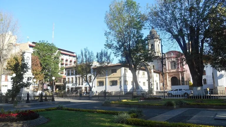 Centro histórico de Uruapan, Michoacán, con su plaza central, en la ciudad donde Rosa Alejandra Vargas detenida por el caso Carlos Manzo ejercía como secretaria de Bienestar