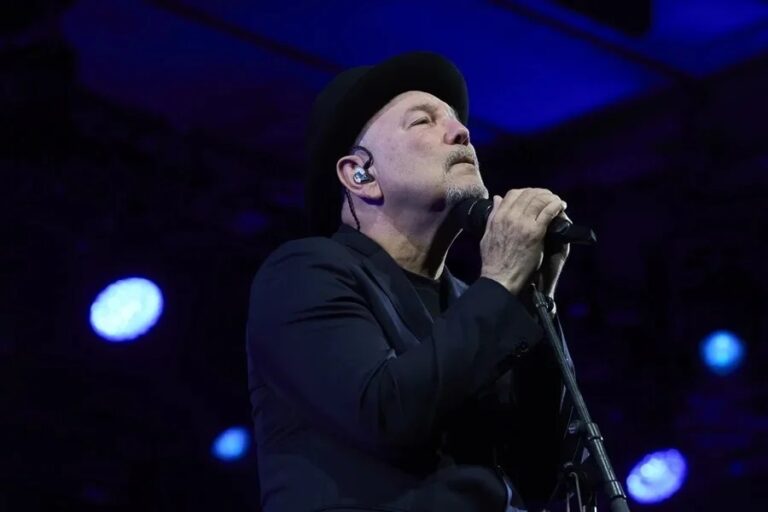 Rubén Blades gira de despedida: el cantante panameño cantando en vivo con micrófono y sombrero negro