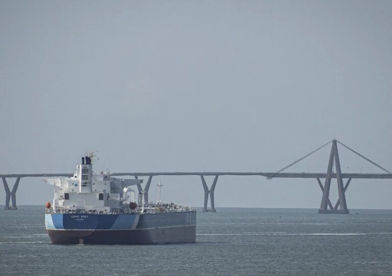 Un buque tanquero transporta crudo venezolano por el lago de Maracaibo frente al puente General Rafael Urdaneta