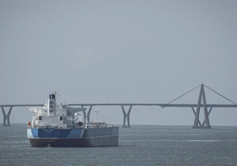 Un buque tanquero transporta crudo venezolano por el lago de Maracaibo frente al puente General Rafael Urdaneta
