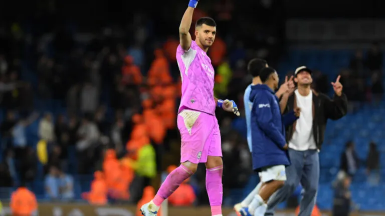 Rulli lleva al City a cuartos: Gerónimo Rulli celebra la clasificación del Manchester City en la Copa de la Liga