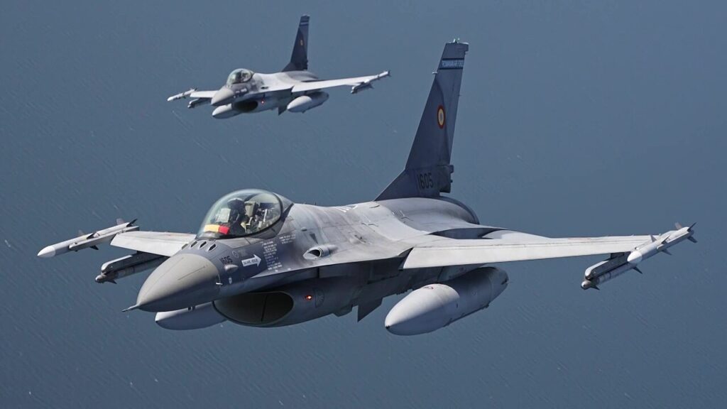 Rumania derriba dos drones: dos cazas F-16 de la Fuerza Aérea rumana en vuelo sobre el mar