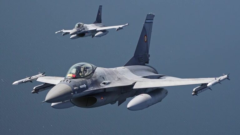 Rumania derriba dos drones: dos cazas F-16 de la Fuerza Aérea rumana en vuelo sobre el mar