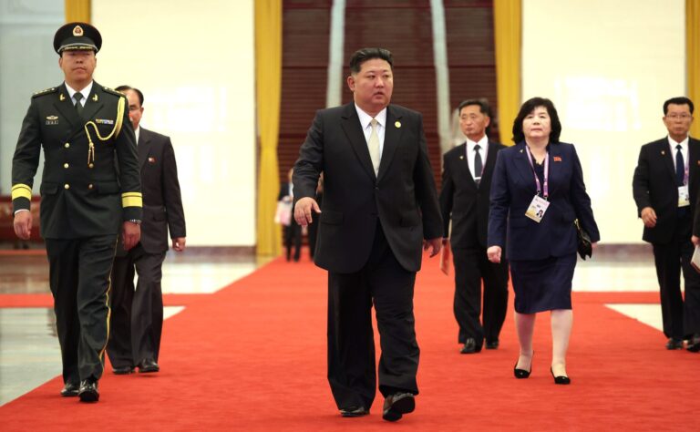Kim Jong-un camina sobre una alfombra roja en Beijing durante una visita oficial a China en 2025