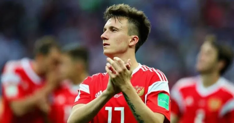 Jugador de la selección de Rusia con el dorsal 17 aplaudiendo, en la previa del Rusia ante Venezuela de noviembre