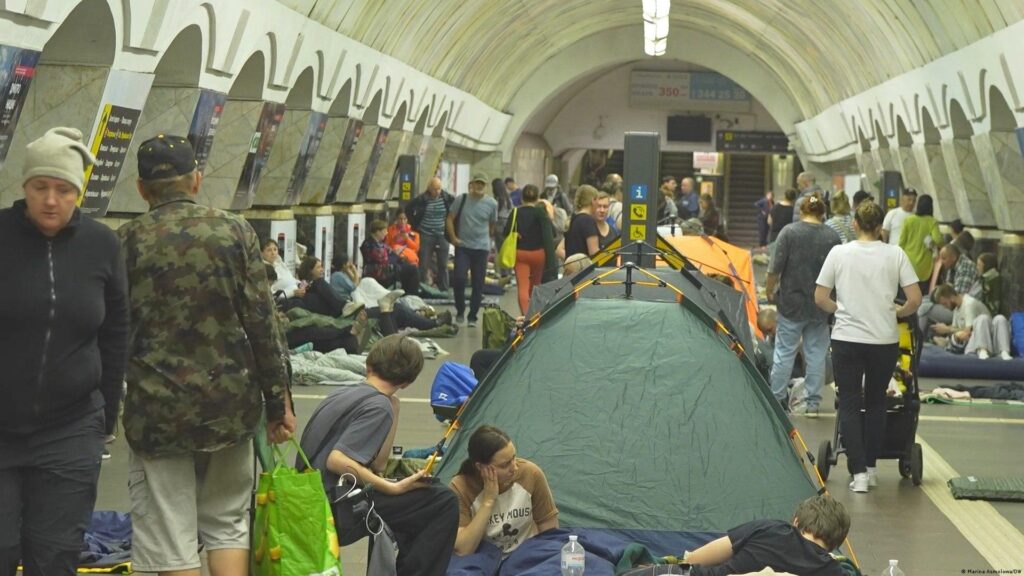 Residentes de Kiev se refugian en una estación del metro durante el ataque con misiles rusos de esta noche