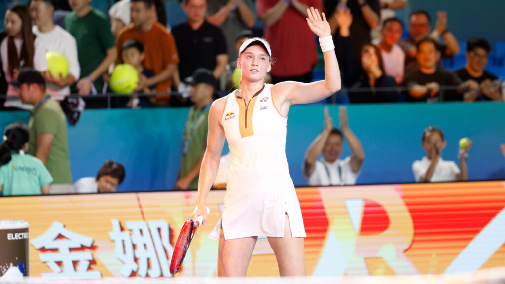Rybakina a la final de Ningbo: Elena Rybakina saluda al público tras un partido en el WTA 500 de Ningbo