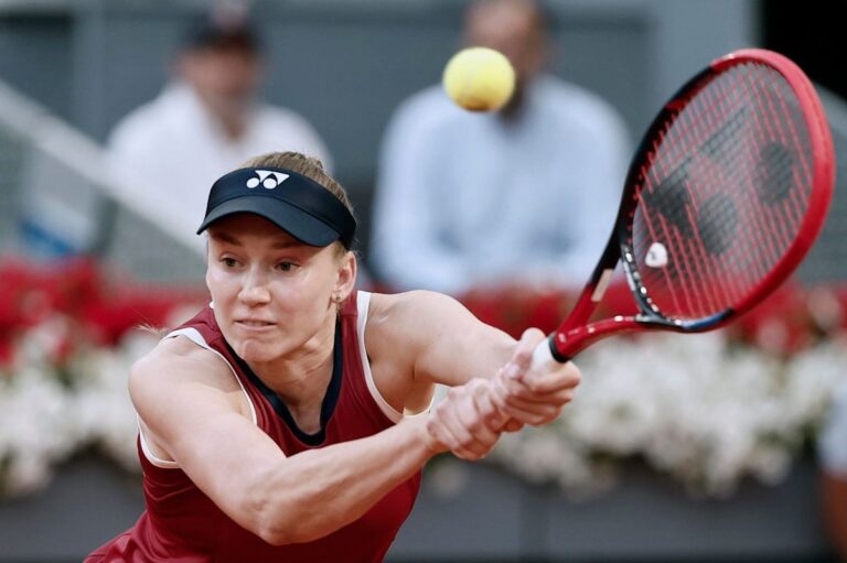 Rybakina campeona en Ningbo: Elena Rybakina golpea de derecha en la final del WTA 500 ante Leylah Fernández