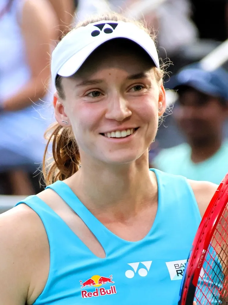 Rybakina número 1 fin de año: Elena Rybakina sonríe con su raqueta tras un partido