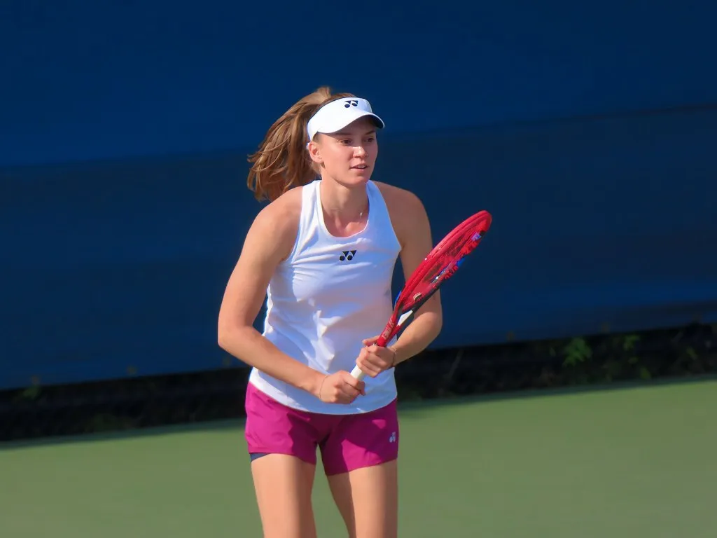 Rybakina se retira de Tokio: Elena Rybakina en pista, con visera blanca y su raqueta, durante un torneo del circuito WTA