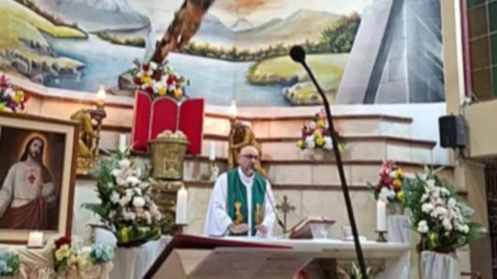 El padre Patricio Sánchez Molinari oficia la misa en el altar de la iglesia Perpetuo Socorro, minutos antes del accidente en el que un sacerdote muere en Guayaquil al desprenderse la cruz