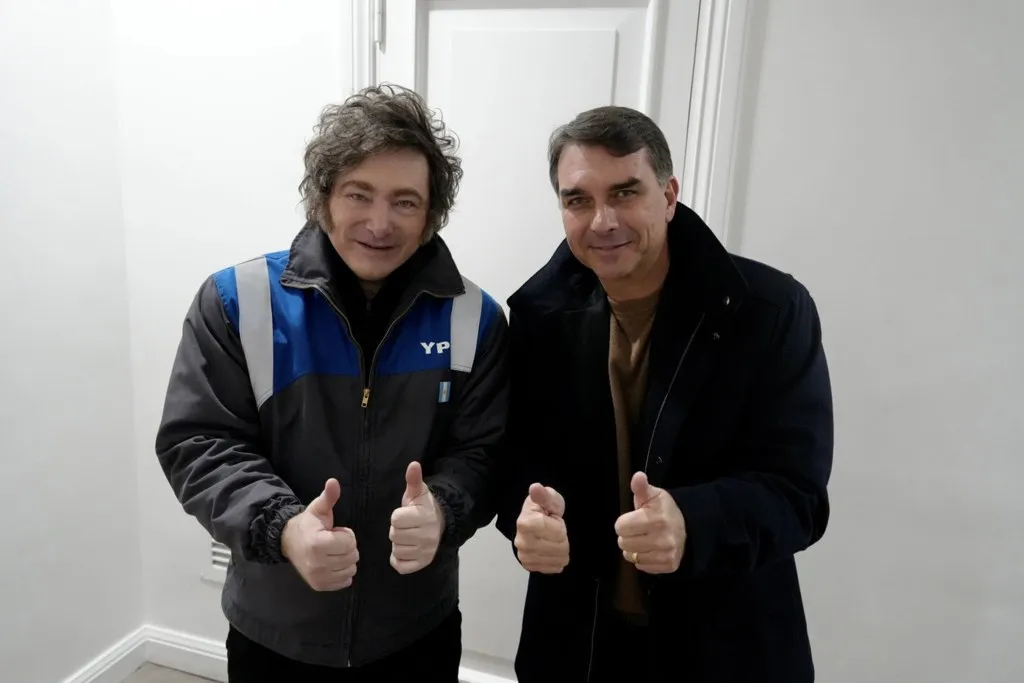 Javier Milei junto a Flávio Bolsonaro, protagonista de la polémica por la salida de Bolsonaro de Argentina (foto de archivo)