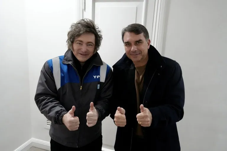 Javier Milei junto a Flávio Bolsonaro, protagonista de la polémica por la salida de Bolsonaro de Argentina (foto de archivo)