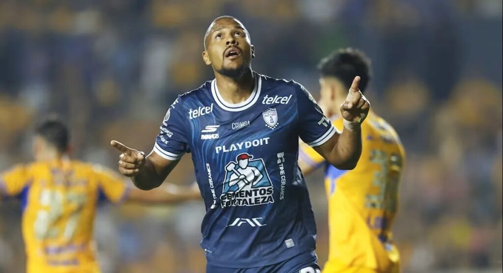Salomón Rondón celebra un gol con la camiseta del Pachuca en la Liga MX
