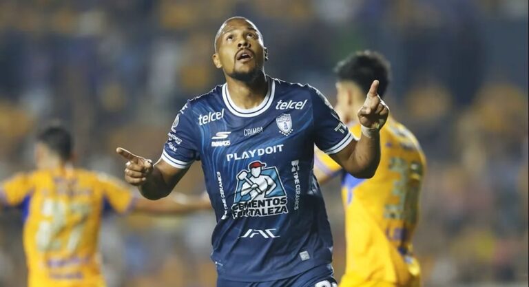 Salomón Rondón celebra un gol con la camiseta del Pachuca en la Liga MX