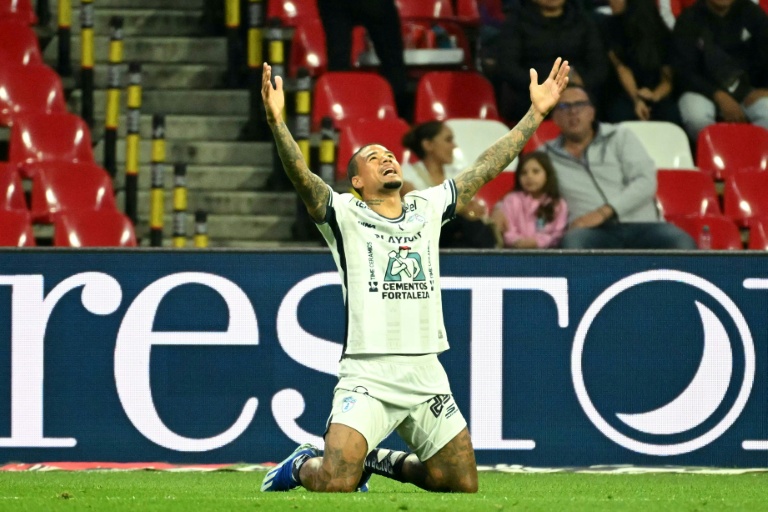 Salomón Rondón en México celebra un gol con la camiseta del Pachuca