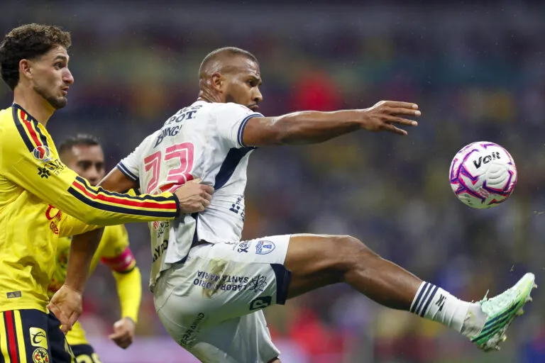 Salomón Rondón Pachuca América: el venezolano controla el balón con el uniforme de los Tuzos ante un defensor de las Águilas