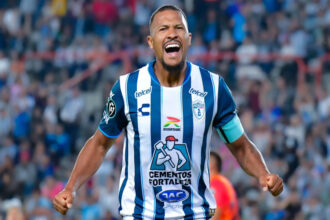Salomón Rondón celebra un gol con el Pachuca ante Necaxa en la Liga MX