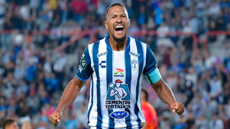 Salomón Rondón celebra un gol con el Pachuca ante Necaxa en la Liga MX