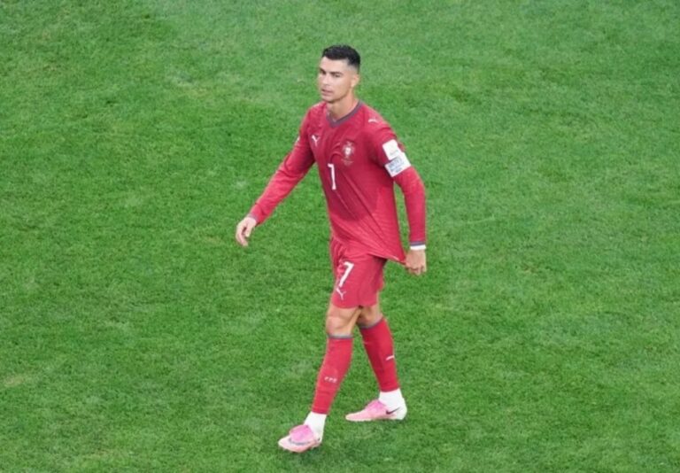 Sanción a Cristiano Ronaldo: el capitán de Portugal, con el número 7, camina sobre el césped durante un partido de la selección