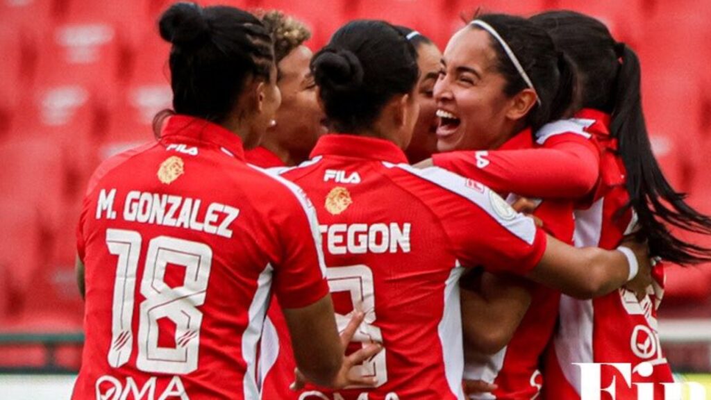 Jugadoras de Independiente Santa Fe celebran el triunfo en el Santa Fe 2-1 Colo Colo de la Copa Libertadores Femenina