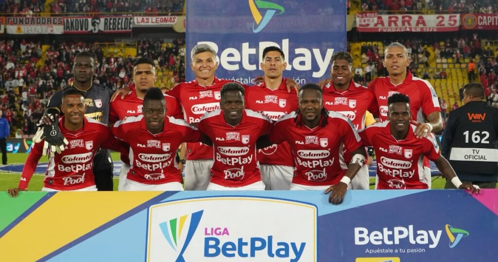 Santa Fe ofertó por Fagúndez: jugadores de Independiente Santa Fe con la camiseta roja en El Campín