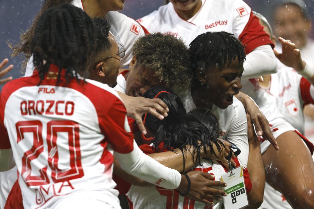 Santa Fe semifinales Copa Libertadores Femenina: jugadoras celebran el triunfo en penaltis ante Palmeiras en Quito
