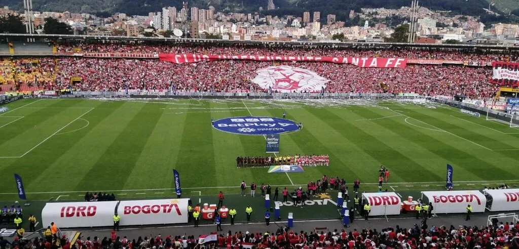 Santa Fe vs Corinthians: la hinchada de Independiente Santa Fe llena El Campín con el tifo del león en la final de la Liga Femenina