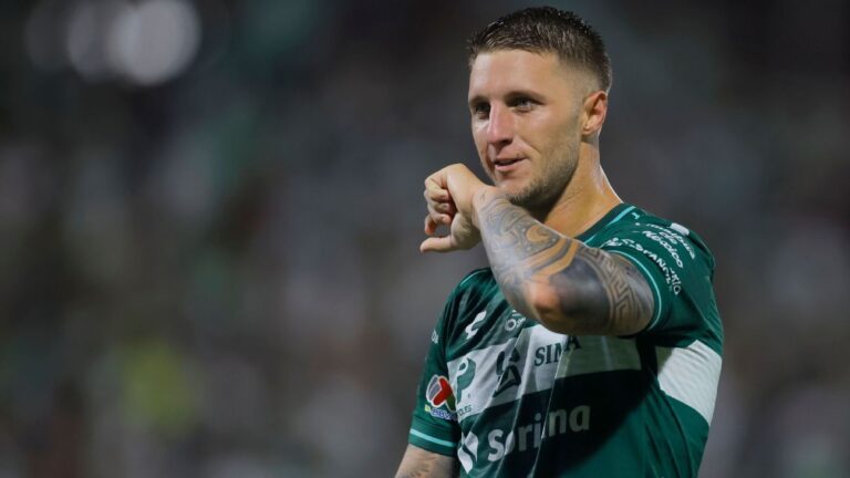 Santos vence a Pumas: Franco Pardo celebra el segundo gol de penal en el Estadio TSM Corona de Torreón