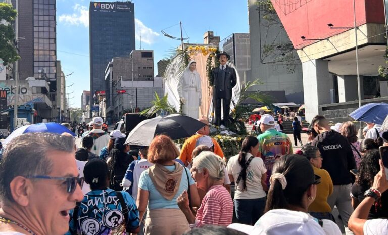 Fieles en Caracas frente a las imágenes de los santos venezolanos Carmen Rendiles y José Gregorio Hernández en la peregrinación por el primer año de su canonización