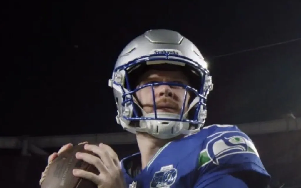 Seahawks acaban con el invicto de los Chiefs: Sam Darnold con el balón y el uniforme de Seattle antes de lanzar un pase