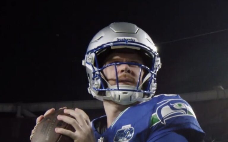 Seahawks acaban con el invicto de los Chiefs: Sam Darnold con el balón y el uniforme de Seattle antes de lanzar un pase