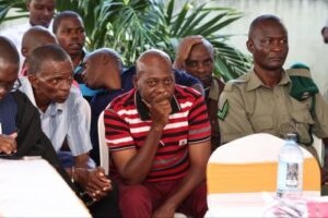 Secta de Shakahola: Paul Mackenzie, con camiseta a rayas y pantalón rojo, durante la audiencia del veredicto en el Tribunal Superior de Mombasa