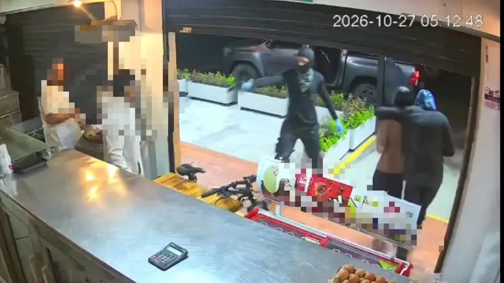 Secuestro de una joven de 19 años en Guacarí: un hombre armado y encapuchado irrumpe en la panadería mientras la camioneta negra espera afuera