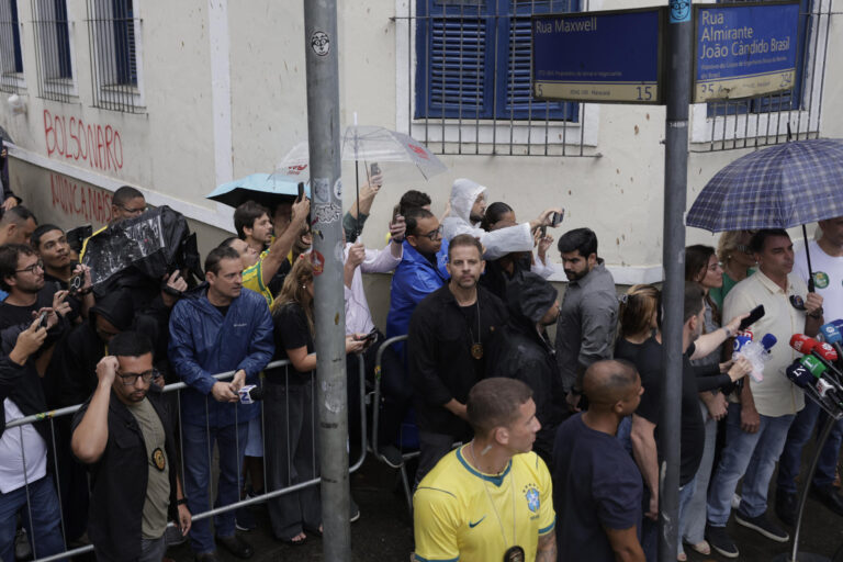 Segunda vuelta en Brasil: Flávio Bolsonaro atiende a la prensa bajo la lluvia tras votar en Río de Janeiro