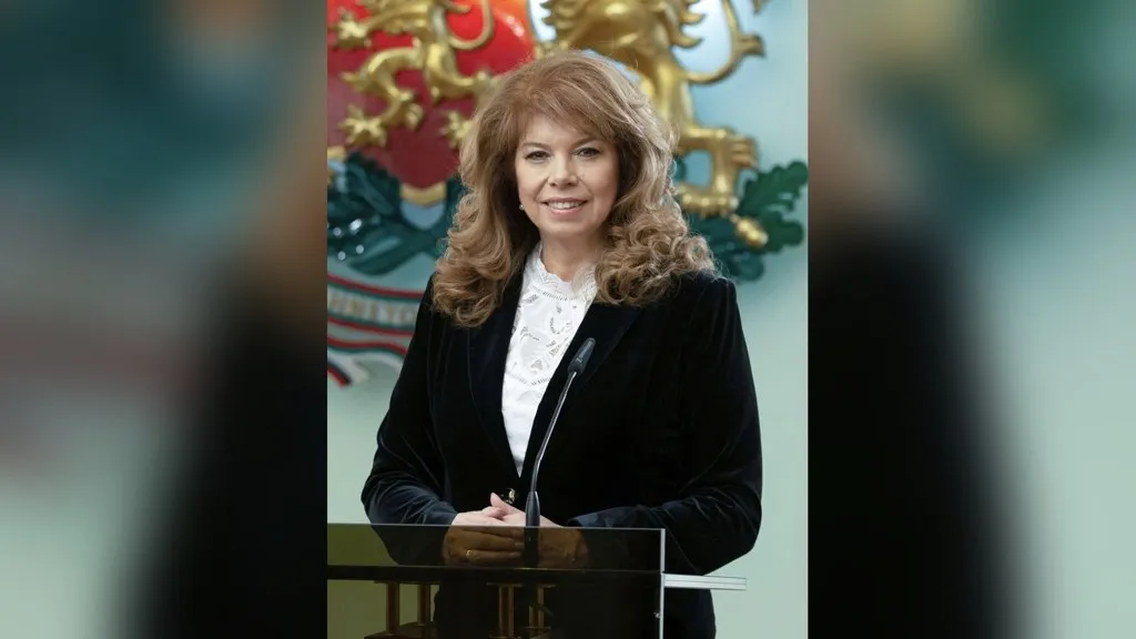 Iliana Yotova, presidenta en funciones y candidata en la segunda vuelta en Bulgaria, en su retrato oficial