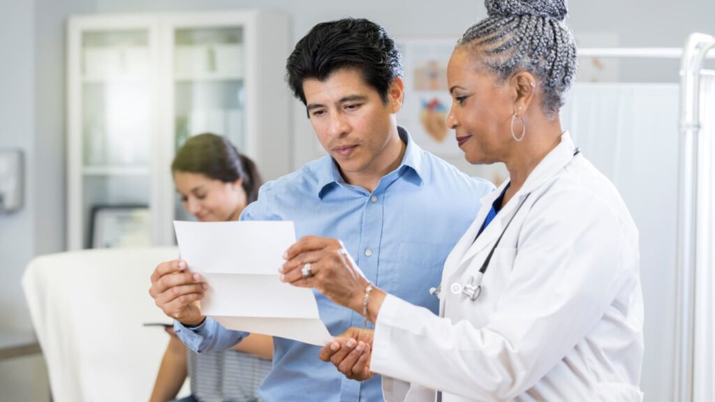Consulta médica en Estados Unidos: el seguro médico a través del trabajo será más caro en 2027