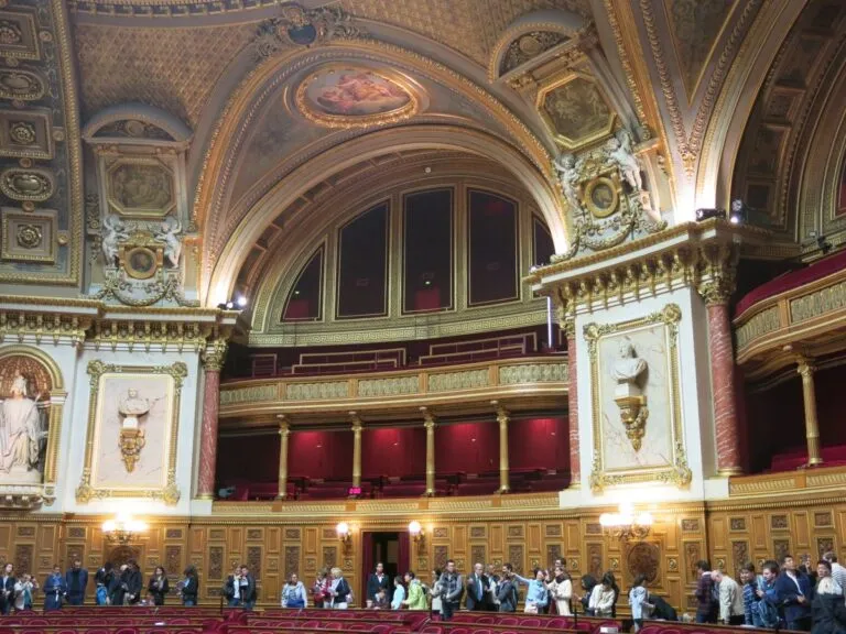 Ley contra los disturbios en Francia: el hemiciclo del Senado francés en el Palacio de Luxemburgo, en París