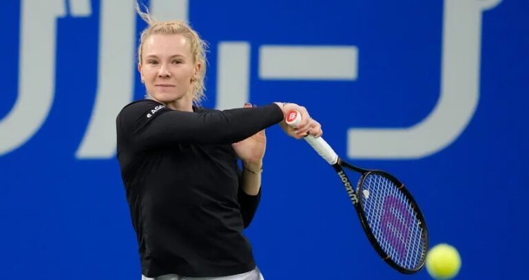 Siniakova campeona en Osaka: Katerina Siniakova golpea de revés durante el Japan Open de Osaka 2026