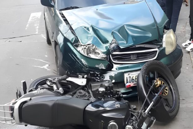 Motocicleta y automóvil tras un choque, imagen de los siniestros viales en Venezuela de agosto