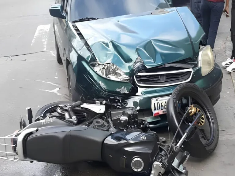 Motocicleta y automóvil tras un choque, imagen de los siniestros viales en Venezuela de agosto