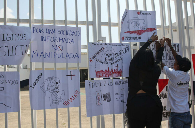 Protesta contra los asesinatos de periodistas en México, con carteles que exigen justicia y alto a las agresiones a la prensa