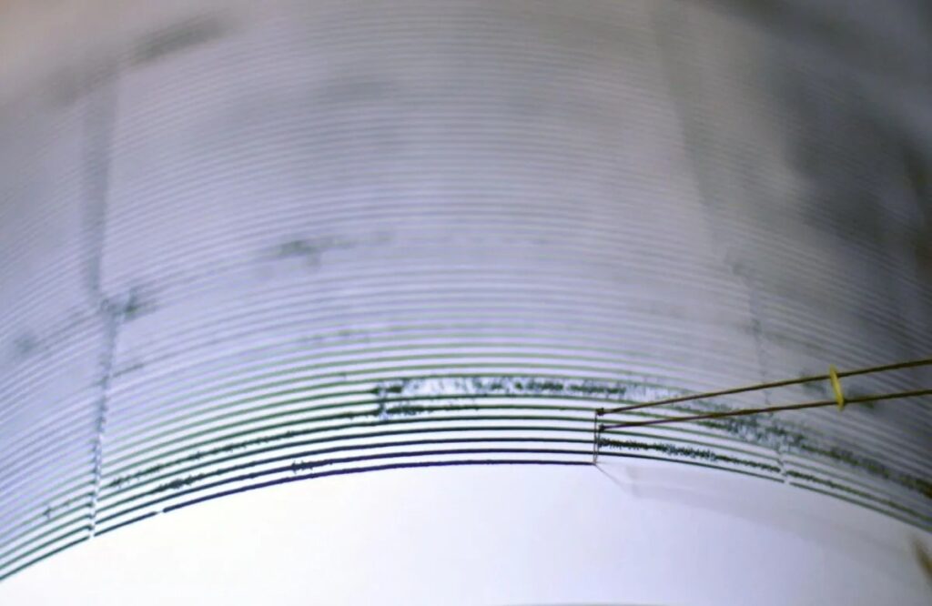 Sismógrafo que registra el sismo de magnitud 5,5 que sacudió Sicilia y las islas Eolias en Italia