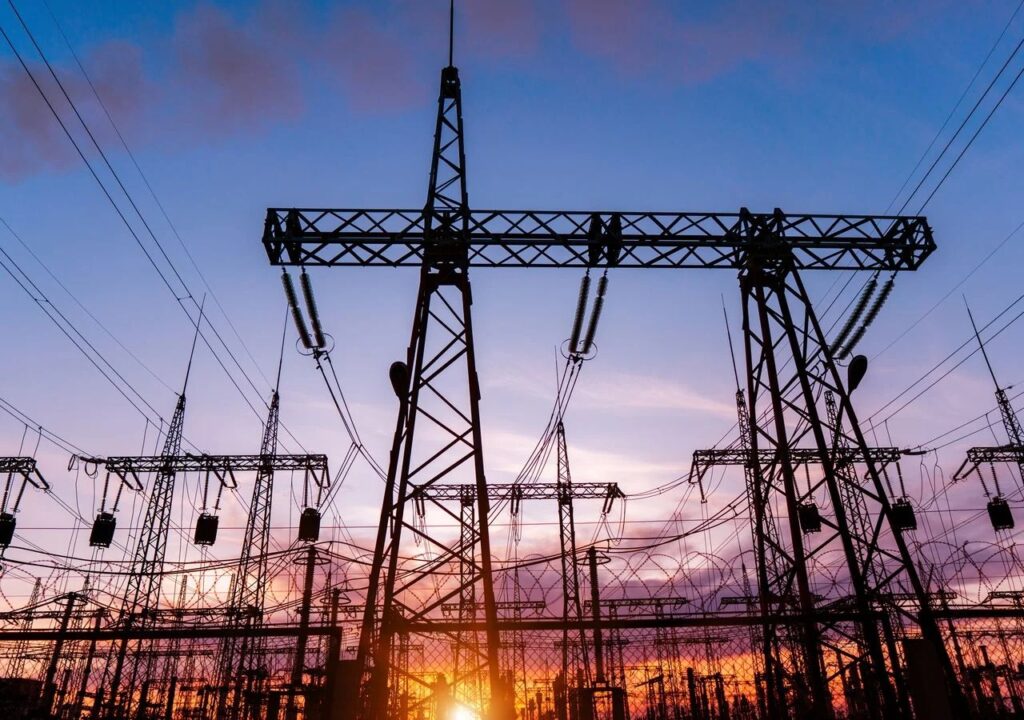 Torres de transmisión del sistema eléctrico venezolano al atardecer